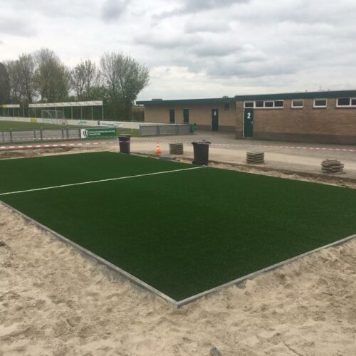 Kunstgras speelvloeren 73 Kunstgras Multiplay speelvloer gereed bij vv Tricht voor plaatsing pannakooi